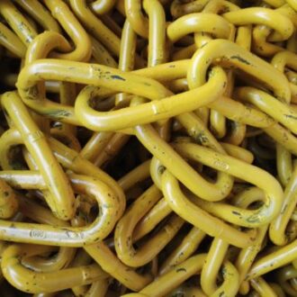 Corrente de alta resistência (A.R.), de elo longo. Acabamento em amarelo.